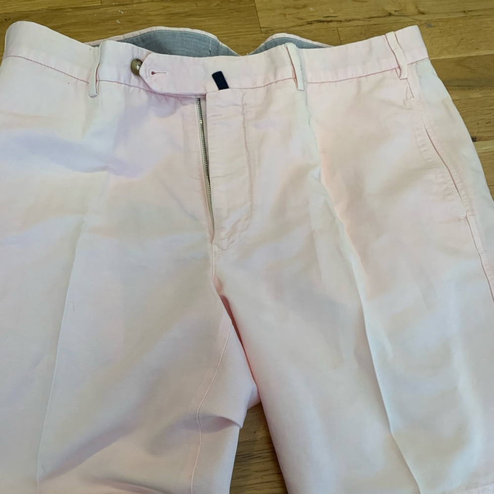 Light pink men’s golfing shorts